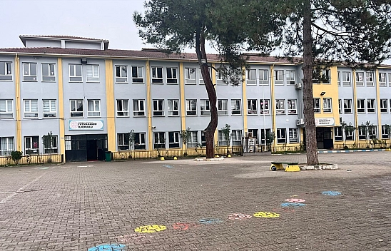 Öğrencilerin kavgasını ayıran hizmetli darbedildi, öğretmen baygınlık geçirdi
