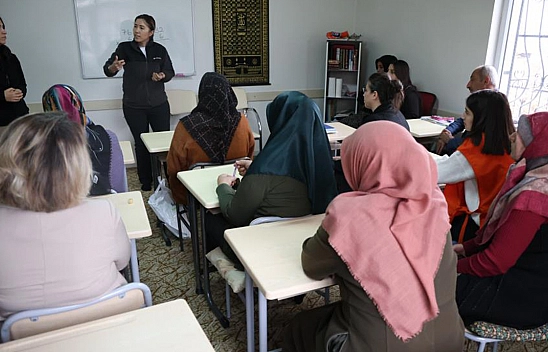 Okuma Yazma Kursundaki Kadınlara 'KADES' Semineri