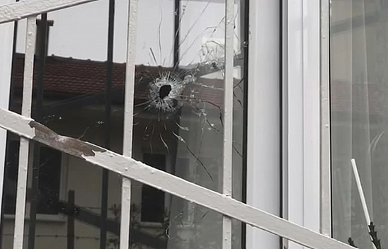 Önce Zile Bastı, Sonra Tetiğe