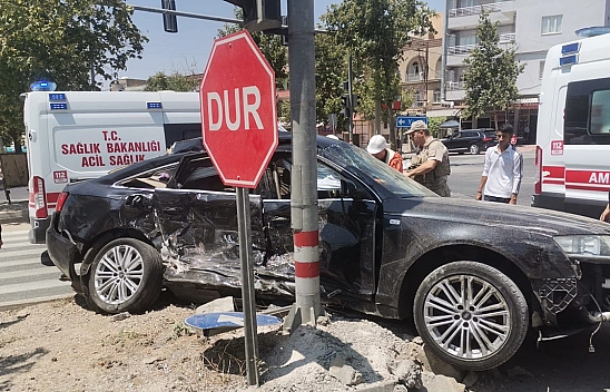 Orman Aracı İle Otomobil Çarpıştı: 2 Yaralı