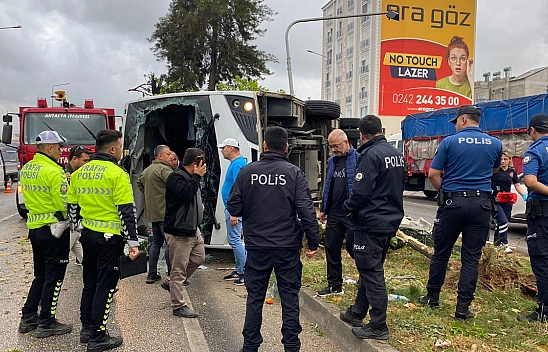 Otel Servis Aracı Devrildi: 19 Yaralı