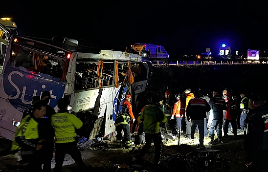 Otobüs Şarampole Devrildi: 2 Ölü, 40 Yaralı