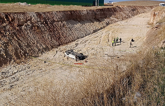 Otomobil 15 metre yükseklikten çalışma yapılan yola uçtu!