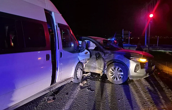 Otomobil ile minibüs çarpıştı: 12 yaralı