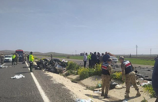 Otomobil Kamyonla Çarpıştı 4 Kişilik Aile Yok Oldu