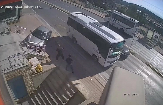 Otomobil merdiven boşluğuna uçtu: 2 kişi ezilmekten saniyelerle kurtuldu