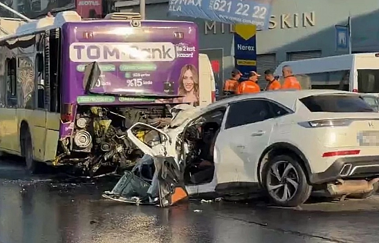 Otomobil otobüsüne saplandı: Çok sayıda kişi hayatını kaybetti