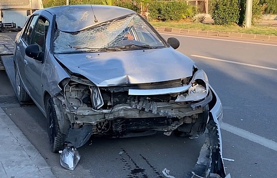 Otomobil park halindeki araçlara ve yayaya çarptı: 1 ağır yaralı