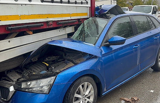 Otomobil Park Halindeki Tırın Altına Girdi: 1 yaralı