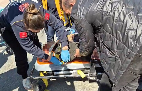 Elazığ'da otomobilin çarptığı yaşlı kadın hastaneye kaldırıldı