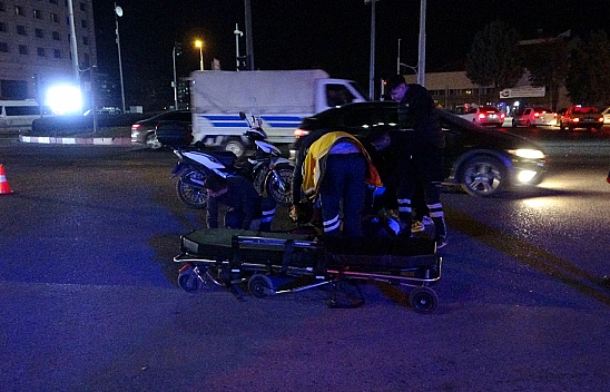 Otomobille Çarpışan Motokurye Yaralandı