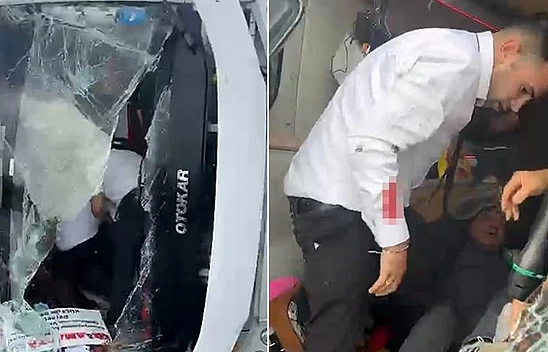 Otoyolda midibüs devrildi: 1'i ağır 17 kişi yaralandı