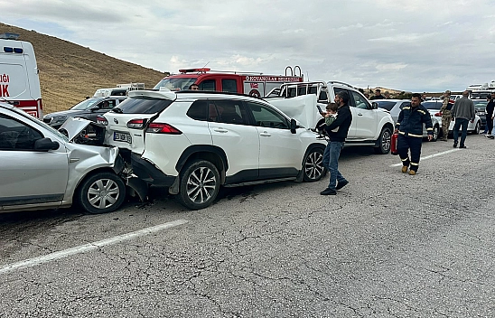 Palu Belediye Başkanı'nın konvoyunda zincirleme kaza