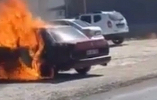 Park Halindeki Araç Alev Topuna Döndü