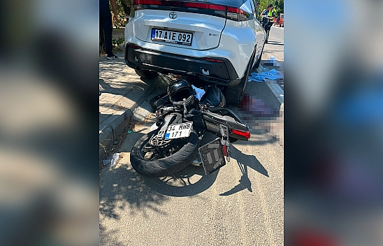 Park Halindeki Otomobile Çarpan Motosikletteki 2 Kişi Hayatını Kaybetti