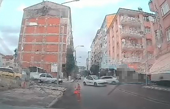 Pertek Caddesi'nde kaza kamerada: 2 araç çarpıştı