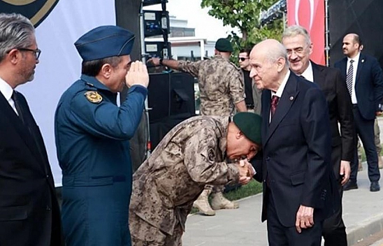 Protokolde El Öpme Hadisesi