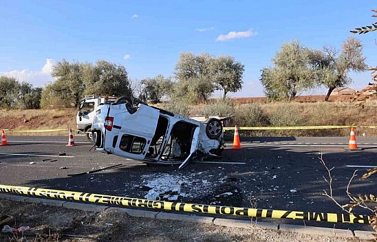 Refüje çarpan araç takla attı: 1 ölü, 2 yaralı