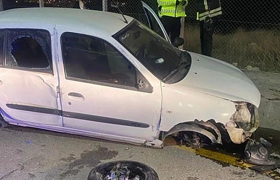 Refüje Çarpıp Karşı Şeride Uçan Arabadan Yara Almadan Kurtuldu