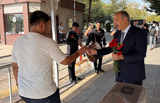 Rektör Prof. Dr. Göktaş öğrencileri çiçeklerle karşıladı