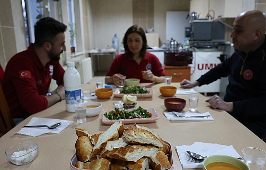 Sağlık Çalışanları İlk İftarlarını Görev Başında Yaptı