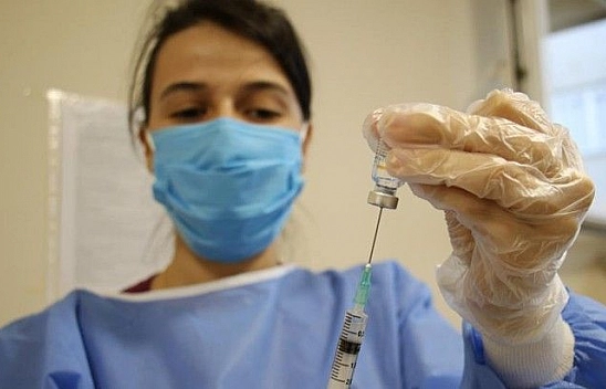 Sağlık çalışanlarına ikinci doz aşılama Elazığ'da başladı