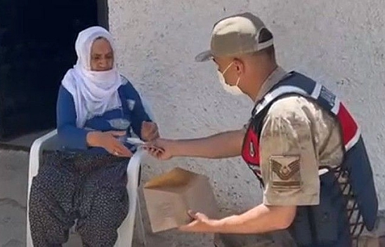 Sahte polislere kaptırdığı para ve altınları bulunan nine