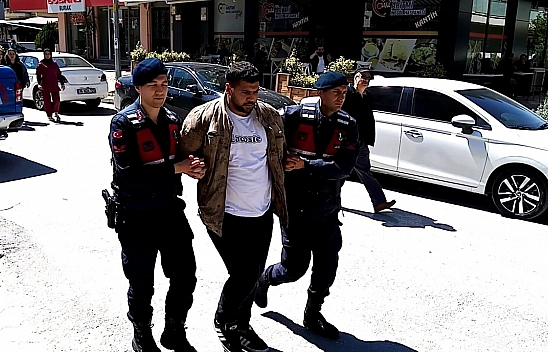 Şaka Yapan Arkadaşını Bıçakla Ağır Yaraladı