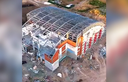 Şehrin doğu yakasında yarı olimpik yüzme havuzu yükseliyor
