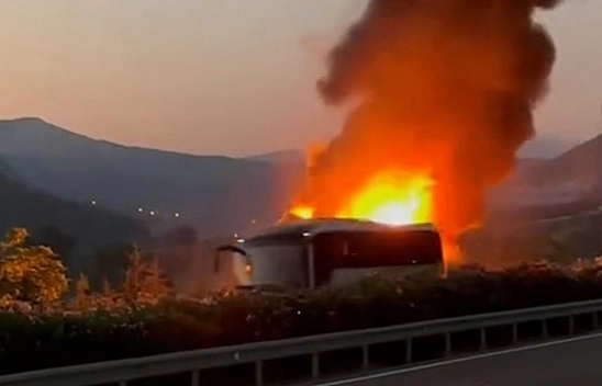Seyir Halinde olan Yolcu Otobüsü Alev Topuna Döndü