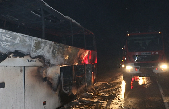 Seyir Halindeki Yolcu Otobüsü Alev Topuna Döndü