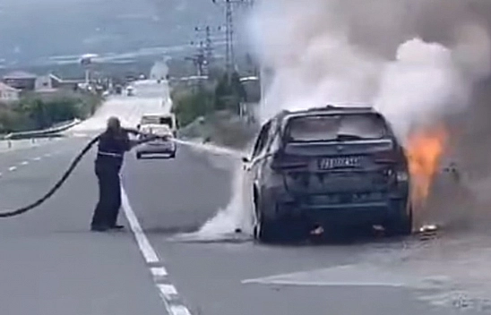 Seyir Halindeyken Yanan Lüks Araç Küle Döndü