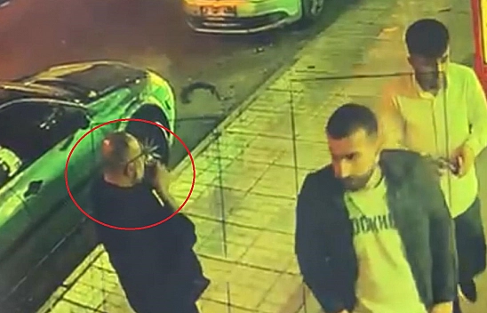 Silahla Kahvehane Basıldı, Müşteri İstifini Bozmadan Çayını Alıp Dışarıda İçti