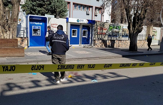 Silahlı Kavgada Yoldan Geçenler Kurşunların Hedefi Oldu!