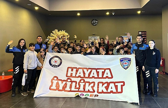 Sinemaya Gitmemiş 29 Depremzede Öğrenci 'Aybüke Öğretmen Oldum Ben' Filmini İzledi