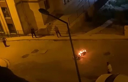 Sokak ortasında motosikletini ateşe verdi