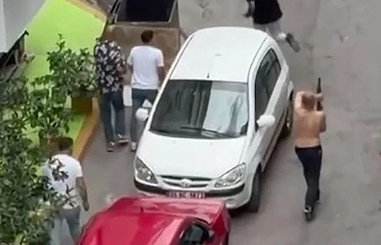 Sokak ortasında silahlı dehşet