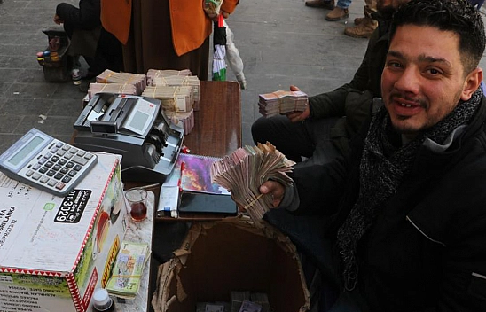 Sokaklarda balya balya para satıyorlar!