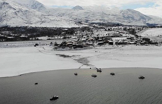 Suların çekildiği şirin köy karla eşsiz manzaraya büründü