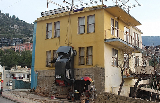 Sürekli Kazaya Karışan Otomobilini Binaya Astı
