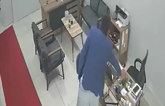 Tamirhaneye girdi, telefonu alıp kayboldu