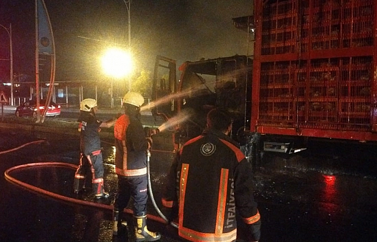 Tavuk Yüklü Tırda Korkutan Yangın