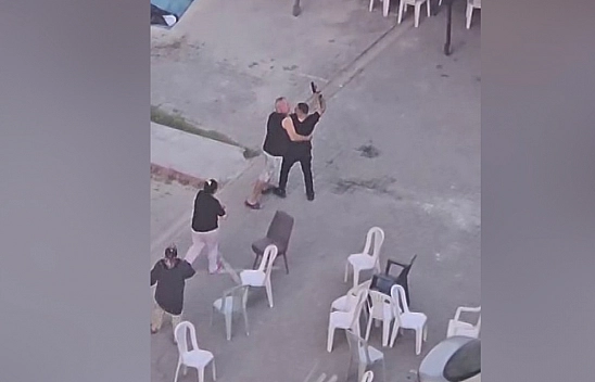 Taziye evinde husumetlilerini tabancayla kovaladı