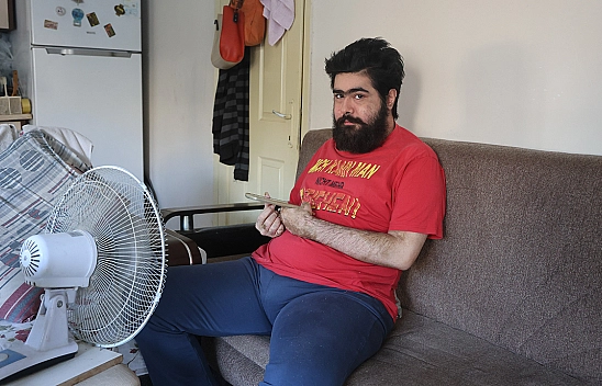Tedaviyi reddeden telefon bağımlısı Barış, sanal dünyadaki yaşamına geri döndü