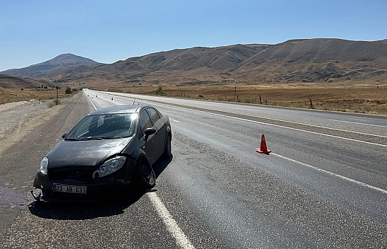 Tekeri Patlayan Otomobil Su Kanalına Düştü