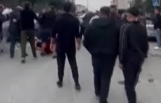 Tekmeli yumruklu kavga kamerada