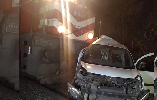 Ticari Araca Tren Çarptı!