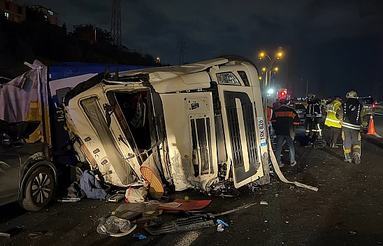 Tır dehşeti: Sürücü aracın altında kaldı