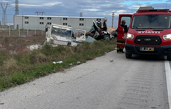 Tır demir yüklü kamyona çarptı: 1 ölü, 1 yaralı