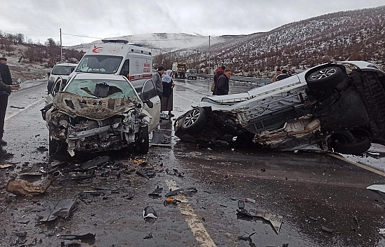 Trafik Kazası: 1 Ölü, 4 Yaralı